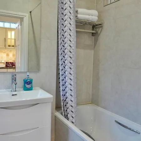 Luxury In Prime Location Steps From Woodgreen Appartement Londen