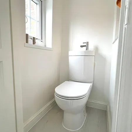 Luxury In Prime Location Steps From Woodgreen * Londen