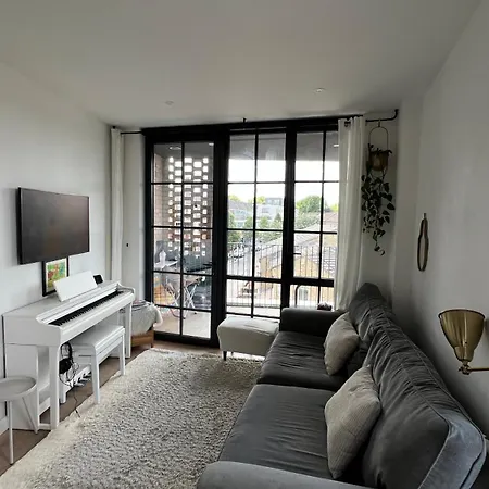 Апартаменты Bright 3 Bed In Hackney Wick Perfect For Families With Kids Лондон