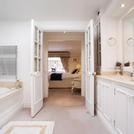 Hyde Park Gardens Mews * London