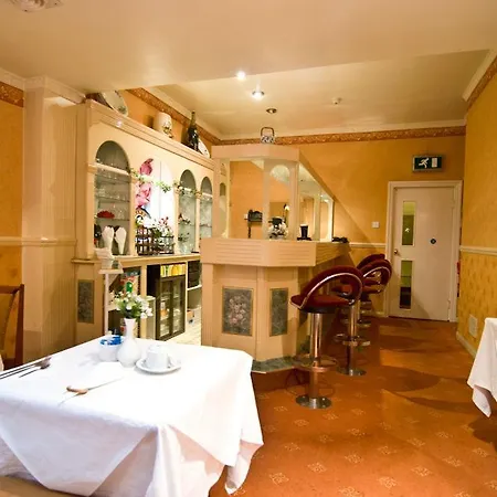 Maranton House Kensington 3*