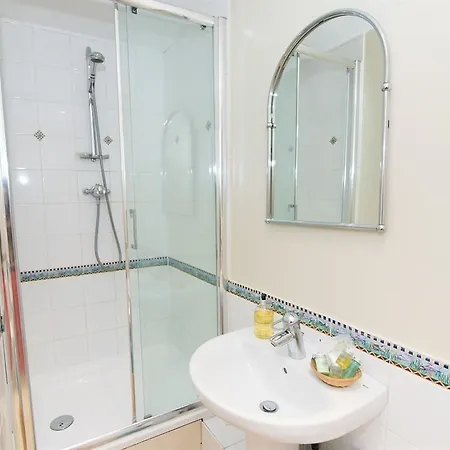 Ros Mor 3* Ealing