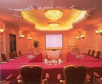 Swissotel The Howard Отель