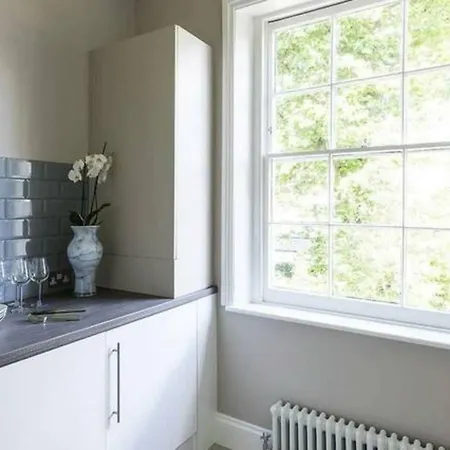 Punk Hip - Plush 1-bed In Camden Town