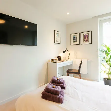 Slick In A Waterside West-london Development 홈스테이 *