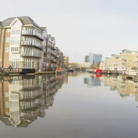 Slick In A Waterside West-london Development 홈스테이 브렌트퍼드