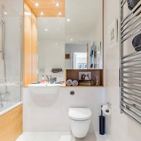 홈스테이 Slick In A Waterside West-london Development