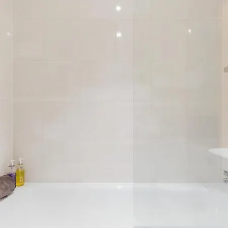 Slick In A Waterside West-london Development 홈스테이 *