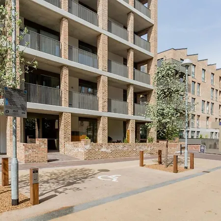 Slick In A Waterside West-london Development 브렌트퍼드
