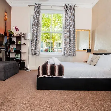 Pimlico Chic 4*