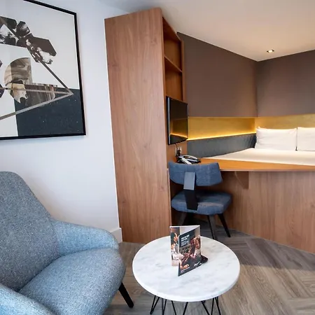 Roomzzz Stratford 4*