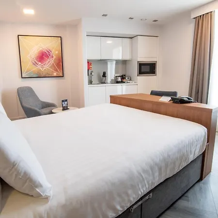 Roomzzz Stratford 4*