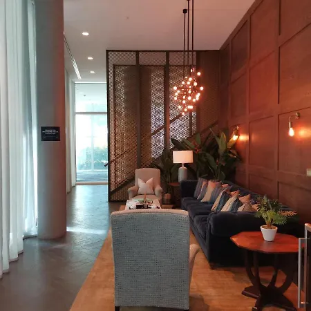 Charles Hope Canary Wharf South Quay Apartman London