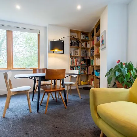 Spacious 2-bedroom Flat With Waterside Views Apartment *