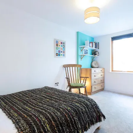 Apartment Spacious 2-bedroom Flat With Waterside Views