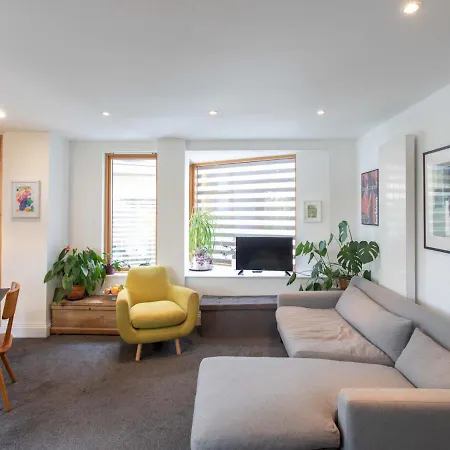 Apartment Spacious 2-bedroom Flat With Waterside Views