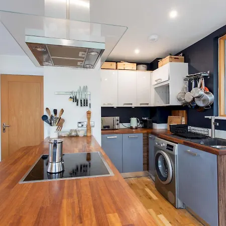 Spacious 2-bedroom Flat With Waterside Views *