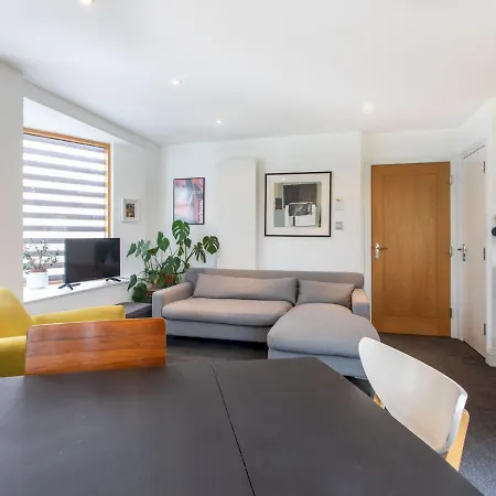 Spacious 2-bedroom Flat With Waterside Views