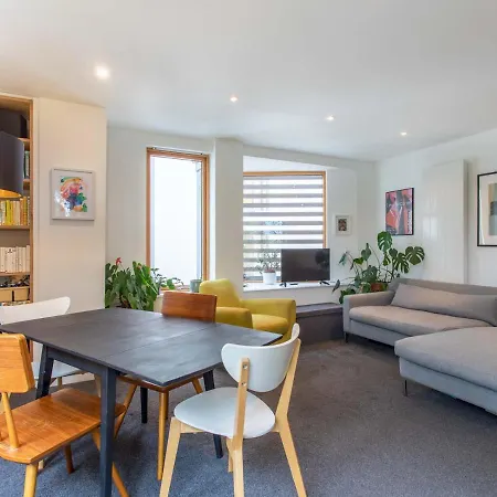Spacious 2-bedroom Flat With Waterside Views Apartment *