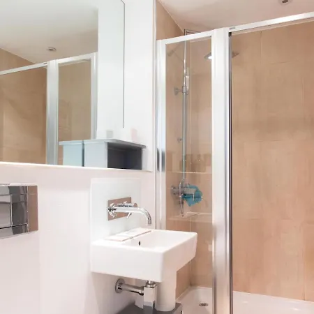 Spacious 2-bedroom Flat With Waterside Views London
