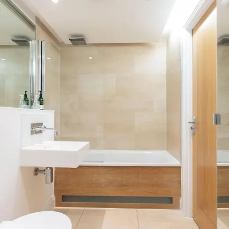 Spacious 2-bedroom Flat With Waterside Views