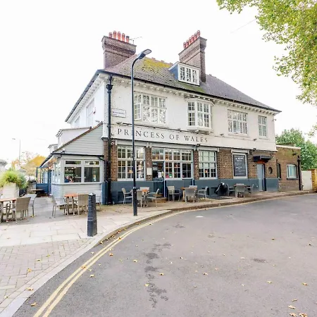 Spacious 2-bedroom Flat With Waterside Views * London