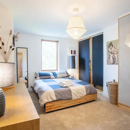 Apartment Spacious 2-bedroom Flat With Waterside Views London