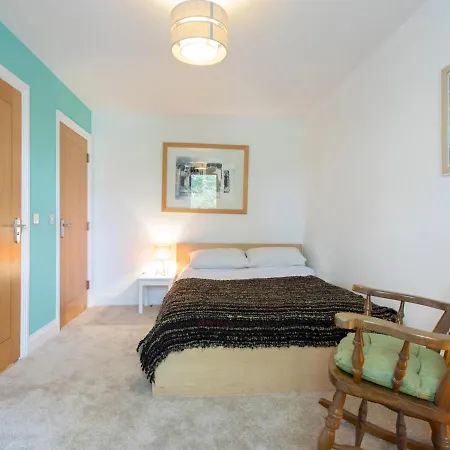 Spacious 2-bedroom Flat With Waterside Views Apartment