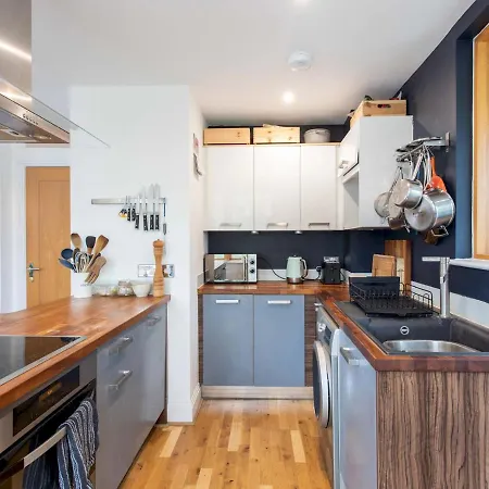 Spacious 2-bedroom Flat With Waterside Views Apartment