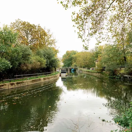 Spacious 2-bedroom Flat With Waterside Views Apartment