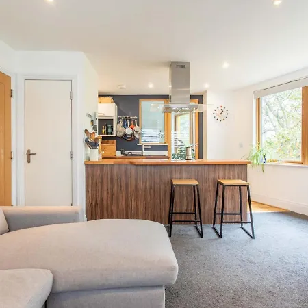 Apartment Spacious 2-bedroom Flat With Waterside Views