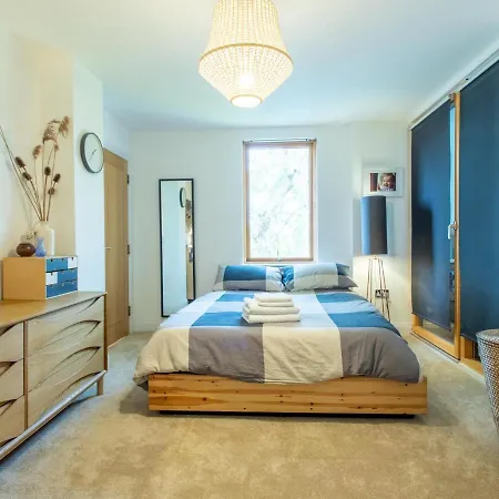 Apartment Spacious 2-bedroom Flat With Waterside Views