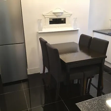 아파트 Residential Quarters, General Gordon Square *