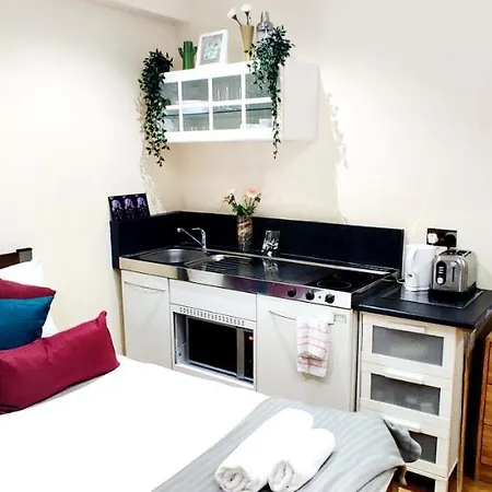 White's Row Resident Homestay London