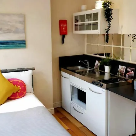 White's Row Resident Homestay