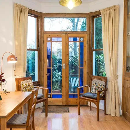 New Stylish 1 Bedroom Flat With Garden Londres