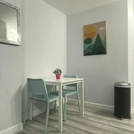 Comfortable - Cosy - Budget In Center