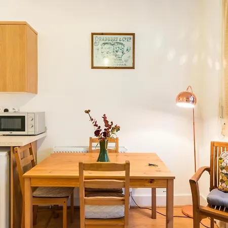 New Stylish 1 Bedroom Flat With Garden