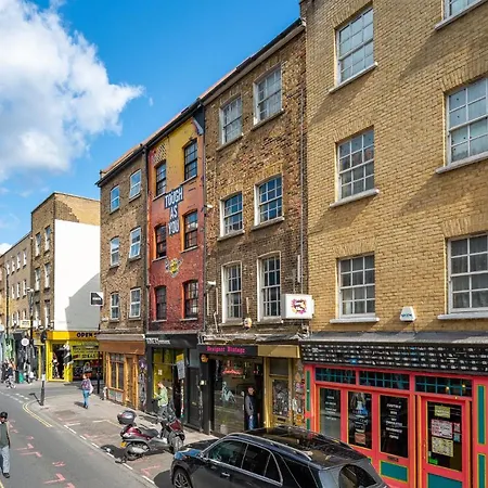 2 Bedroom Roof Terrace With Sauna Jakuzzi And Outdoor Cinema London