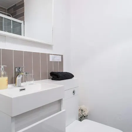2 Bedroom Roof Terrace With Sauna Jakuzzi And Outdoor Cinema London