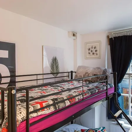 2 Bedroom Roof Terrace With Sauna Jakuzzi And Outdoor Cinema Apartment London