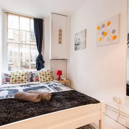 Apartment 2 Bedroom Roof Terrace With Sauna Jakuzzi And Outdoor Cinema London