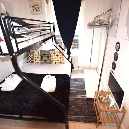 2 Bedroom Roof Terrace With Sauna Jakuzzi And Outdoor Cinema Apartment London