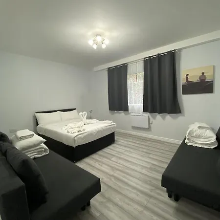 Comfortable - Cosy - Budget In Center