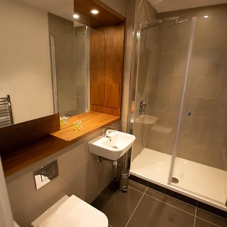Charles Hope Canary Wharf South Quay Apartman London