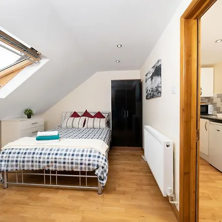 S6 Ensuite Loft Space Apartment London