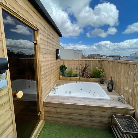 Apartment 2 Bedroom Roof Terrace With Sauna Jakuzzi And Outdoor Cinema *