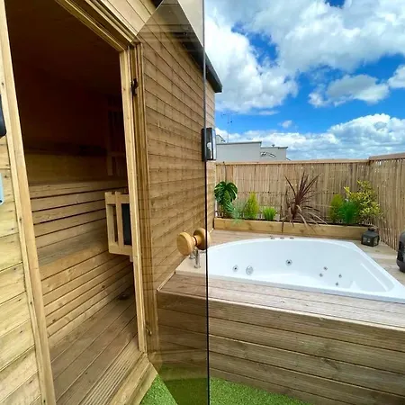 Apartment 2 Bedroom Roof Terrace With Sauna Jakuzzi And Outdoor Cinema London