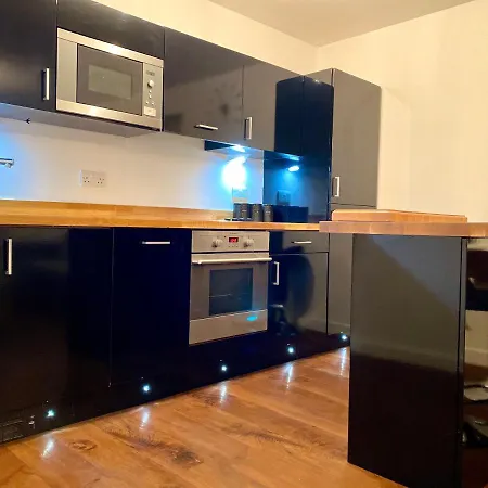 Apartment Heathrow Airport,2 Bed Serviced ,free Parking+gym