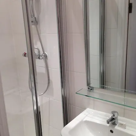Rossmore Hotel 2*